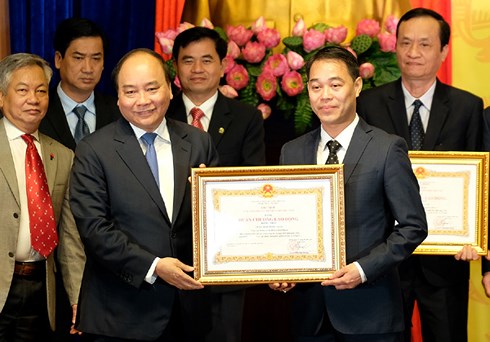 Thay mặt lãnh đạo Đảng, Nhà nước, Thủ tướng trao Huân chương Lao động các hạng cho các tập thể, cá nhân ngành Thống kê