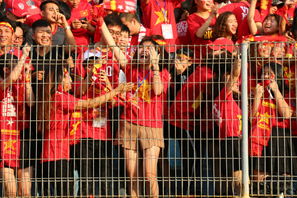 Họ khiến cho hàng trăm cổ động viên phủ đỏ sân vận động và BTC U23 phải thốt lên rằng người Việt Nam thật đoàn kết với sự ngưỡng mộ.