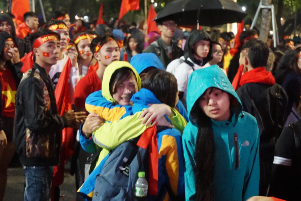 U23 Việt Nam khiến những vòng tay xa lạ trở thành thân thuộc, cùng san sẻ nước mắt