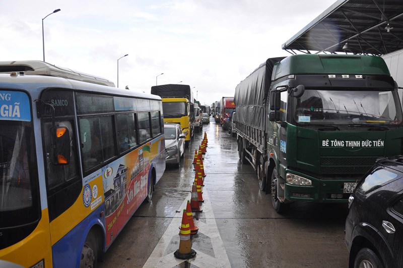 Do các tài xế dừng xe phản đối nên quốc lộ 1 đoạn qua trạm BOT Ninh An thường xảy ra ùn tắc. Ảnh: TL