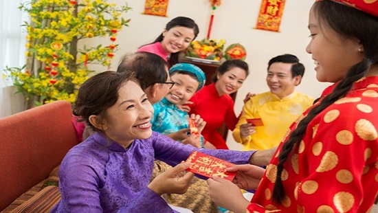 Lì xì ngày đầu năm là một nét đẹp trong văn hóa của người Việt    