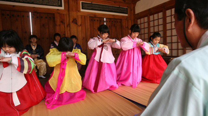 Trẻ em Hàn Quốc cúi chào người lớn trong năm mới - Ảnh: South Korean World    