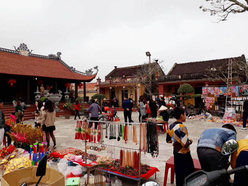 Một phần sân khu vực diễn ra chợ se duyên.