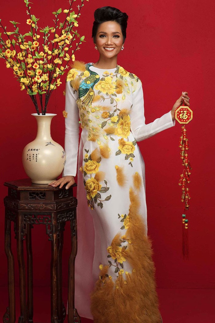 Hoa hậu H'hen Niê duyên dáng cùng tà áo dài.  
