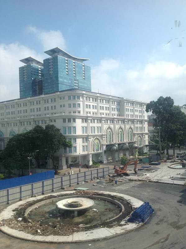 Công trường Lam Sơn trước Nhà hát thành phố và hồ phun nước (xây dựng năm 1943) bị phá bỏ (ảnh chụp ngày 19.8.2014). Ảnh: Phúc Tiến    