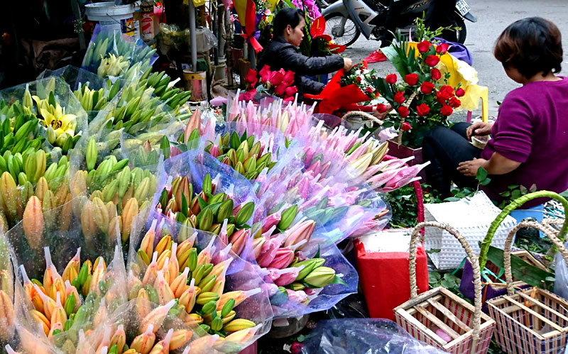 Hoa ly được mùa nên giá không tăng chỉ dao động từ 100.000 - 200.000 đồng/chục cành.