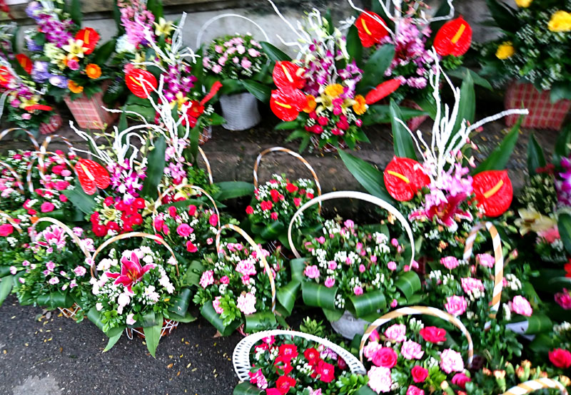 Đa dạng các lẵng hoa được bày bán.