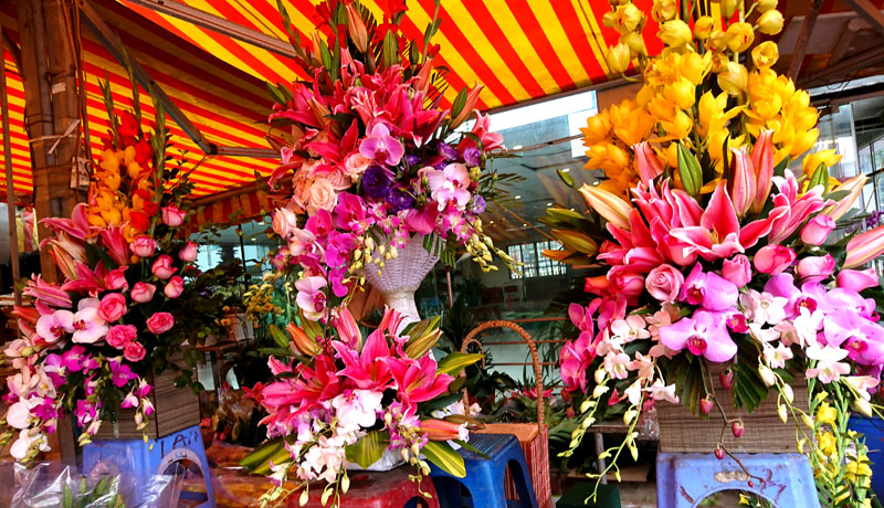 Những lẵng hoa to đẹp, nhiều lan có giá lên đến 500.000 đồng/lẵng.    