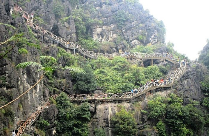 Công trình bậc thang lên núi Huyền Vũ dài 1km, được xây dựng trái phép từ giữa năm 2017  