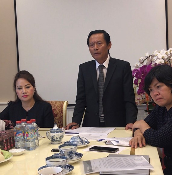 Bà Chu Thị Bình (bên trái) mời 2 luật sư Phan Trung Hoài và Đinh Ánh Tuyết tư vấn, hỗ trợ mặt pháp lý, bảo vệ quyền và lợi ích hợp pháp cho mình