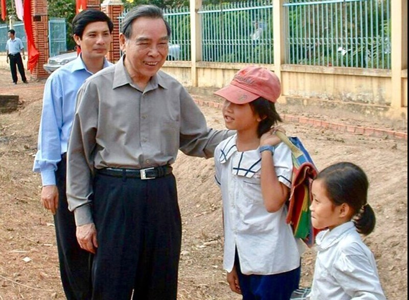 Nguyên Thủ tướng Phan Văn Khải luôn gần gũi người dân. (Ảnh: IT)    