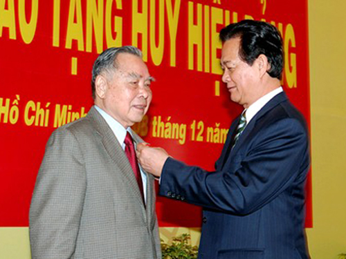 Cuối năm 2014, ông Nguyễn Tấn Dũng lúc đó là Thủ tướng Chính phủ đã trao Huy hiệu 55 năm tuổi Đảng cho nguyên Thủ tướng Phan Văn Khải. (Ảnh: IT)    
