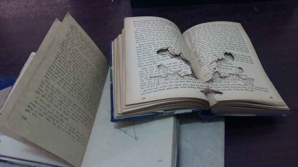 Theo lãnh đạo Thư viện Uông Bí, số sách được tiêu hủy năm 2014 trong tình trạng hư hại còn hơn cuốn sách này-hiện đang được lưu giữ tại thư viện. Ảnh: Nguyễn Hùng  