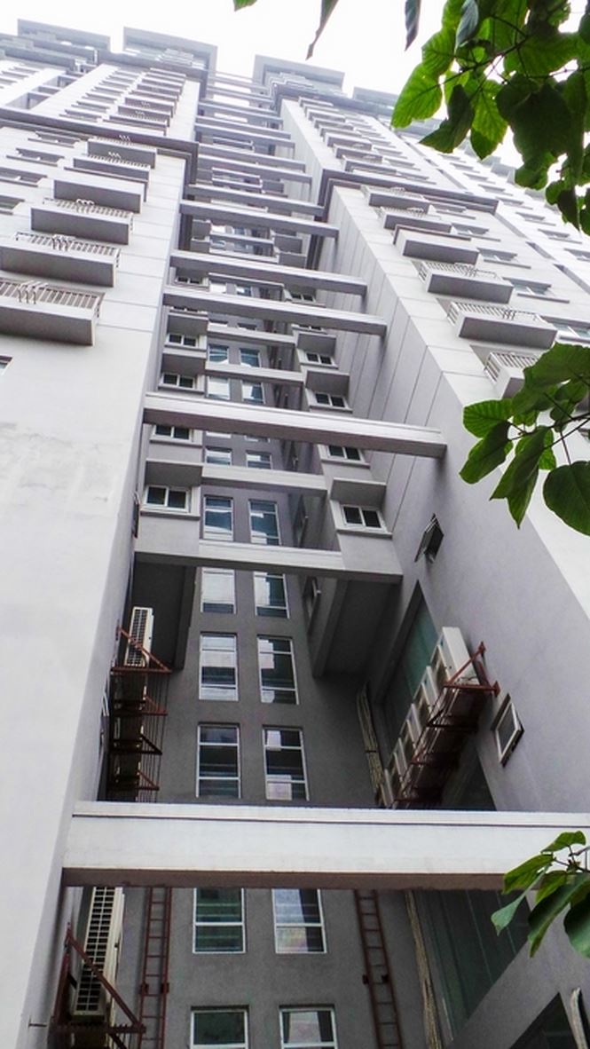 Khối nhà tái định cư 4A Tạ Quang Bửu được xây dựng từ những năm 1995 - 1996 cao hơn 20 tầng với 155 căn hộ, do Công ty Tu Tạo và Phát triển nhà làm chủ đầu tư.  