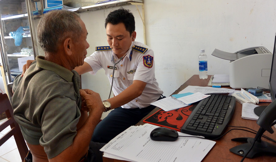 Cảnh sát biển khám, phát thuốc miễn phí cho người dân Lý Sơn.  