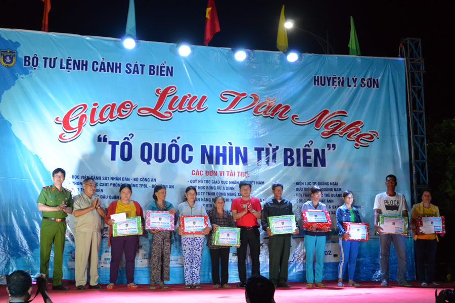  Lực lượng Vùng 2 Cảnh sát biển tặng quà gia đình chính sách trên địa bàn Lý Sơn.