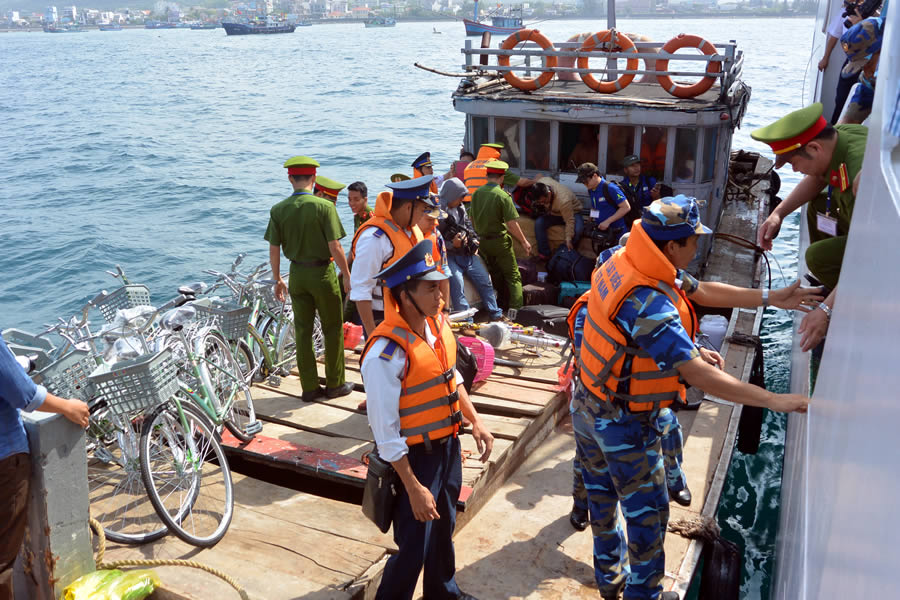 Lực lượng Cảnh sát biển vận chuyển hàng hóa, quà tặng lên thuyền để chuyển đến người dân huyện đảo Lý Sơn.