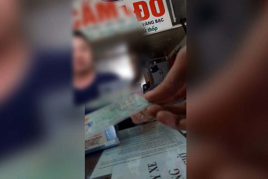 Cảnh mua bán Giấy chứng minh nhân dân và các giấy tờ tùy thân khác (Hình ảnh cắt từ clip do phóng viên Báo Lao Động thực hiện).  