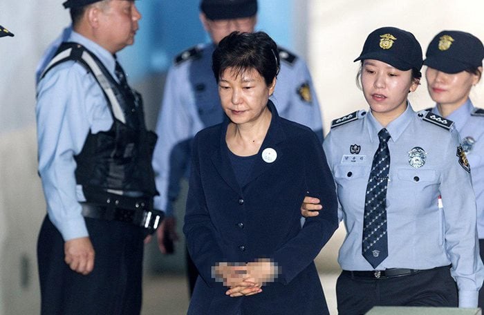 Cựu Tổng thống Hàn Quốc Park Geun-hye lĩnh án 24 năm tù và nộp phạt 18 tỷ won.
