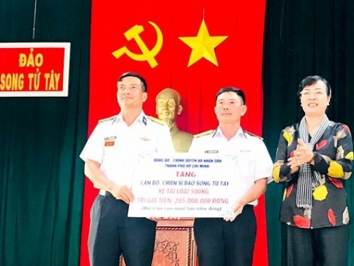 Bà Nguyễn Thị Quyết Tâm, Chủ tịch HĐND TP.Hồ Chí Minh trao quà tặng cho cán bộ chiến sĩ ở đảo Song Tử Tây trong chuyến thăm