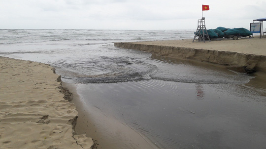 Biển Mỹ Khê đang bị ô nhiễm do tình trạng nước thải chảy tràn ra từ các hệ thống cống xả