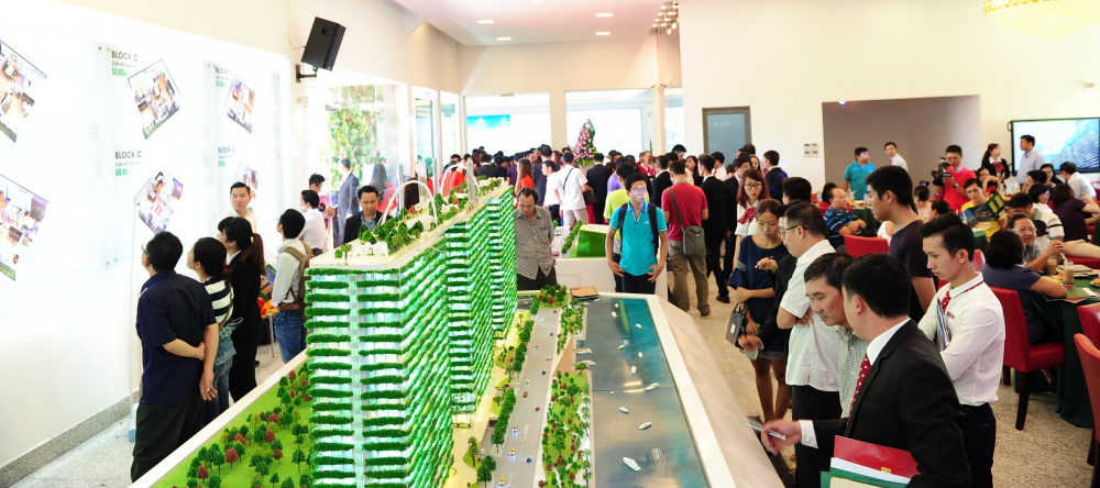 Khách hàng tham quan dự án của Phúc Khang Corp.

