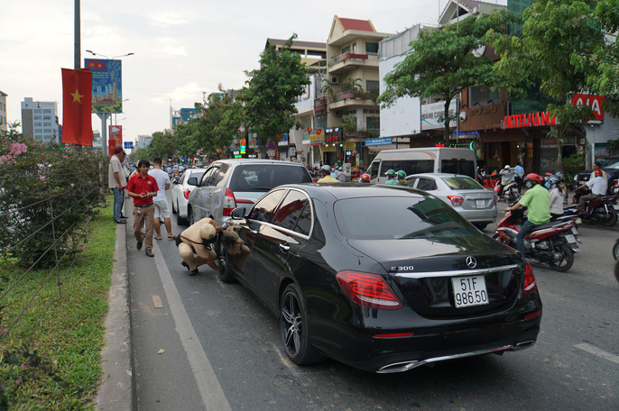   Va chạm nhẹ giữa 3 ô tô con trên đường Cộng Hòa đã ảnh hưởng tới khu vực vòng xoay Lăng Cha Cả - cửa ngõ ra vào sân bay Tân Sơn Nhất