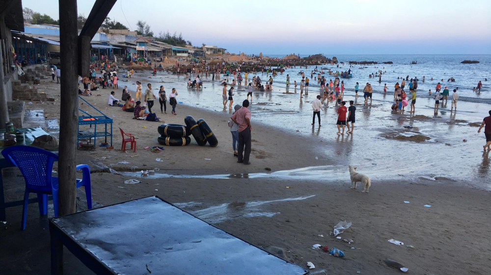 Bãi biển trở nên nhếch nhác, mất vệ sinh sau kỳ nghỉ lễ toàn quốc. Ảnh: Trung Hiếu