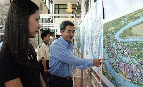 Quy hoạch chi tiết khu đô thị mới Thủ Thiêm trưng bày công khai ở Hội trường Thành ủy TP.HCM năm 2003 - Ảnh tư liệu tác giả Nguyễn Công Thành gửi Báo Giao thông