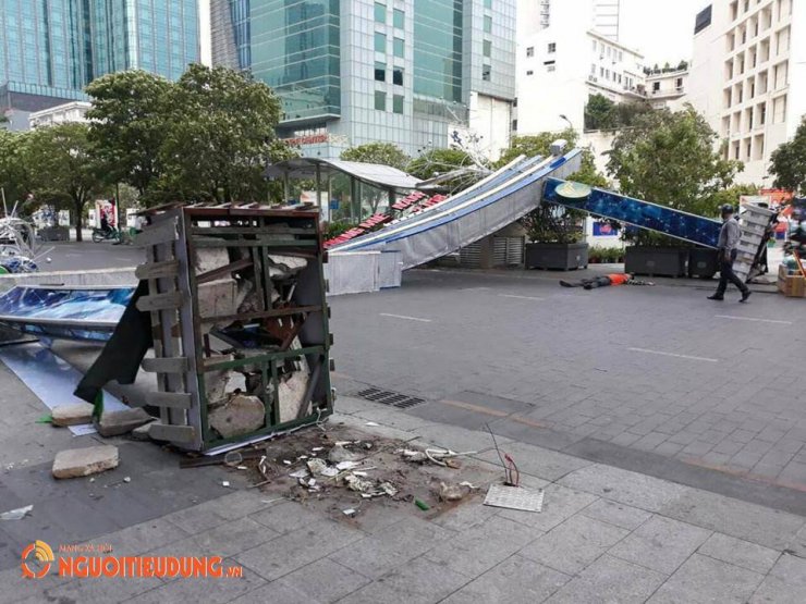 Một nam thanh niên không may bị nạn do cổng chào trang trí trên phố đi bộ Nguyễn Huệ sập đổ