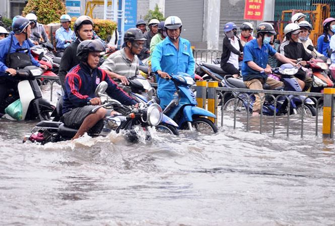 Người dân khổ sở sau những trận mưa gây ngập nặng trên các tuyến đường TP.HCM.    
