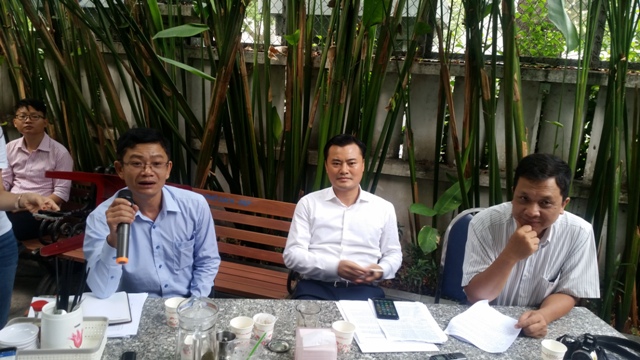 Ông Đỗ Tấn Long (bên trái) đang trả lời báo chí về tình hình ngập sau mưa. Ảnh: Hồ Văn    