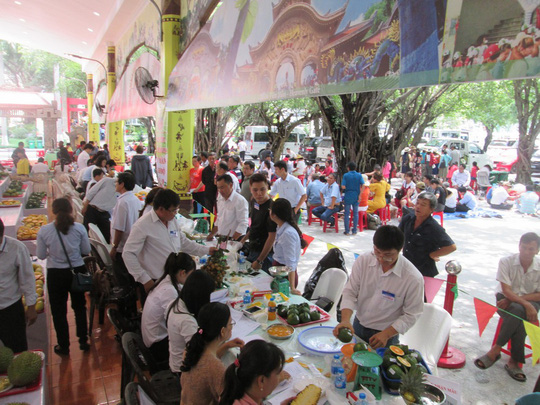 Rất đông nhà vườn và du khách đến Suối Tiên ngày Lễ hội Trái cây Nam Bộ.    