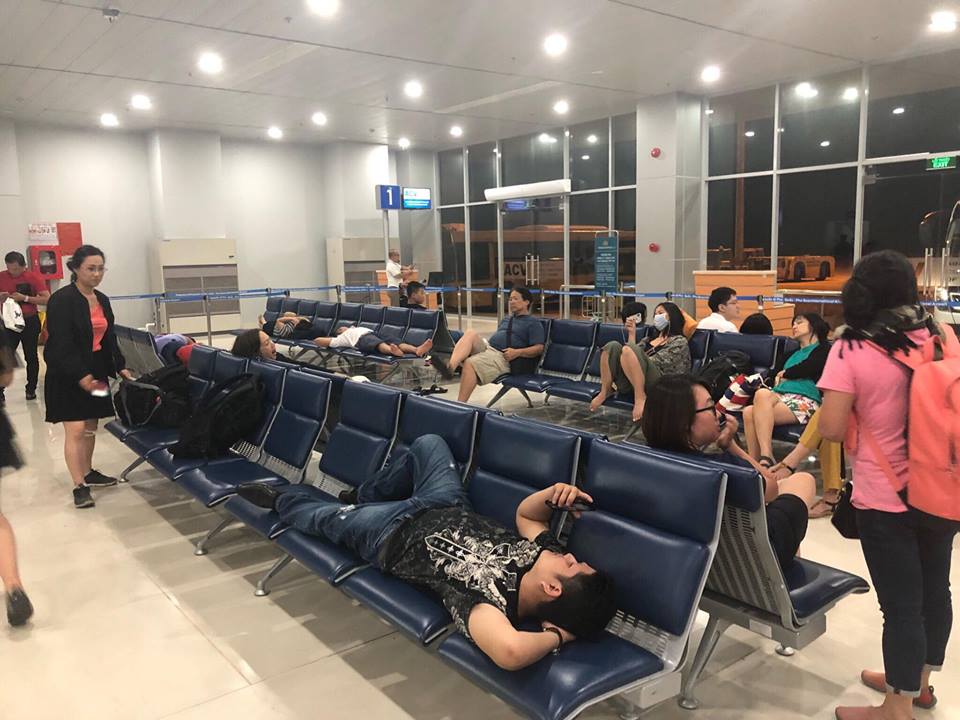 Nhiều hành khách mệt mỏi vì chờ đợi phải nằm ngủ trên ghế