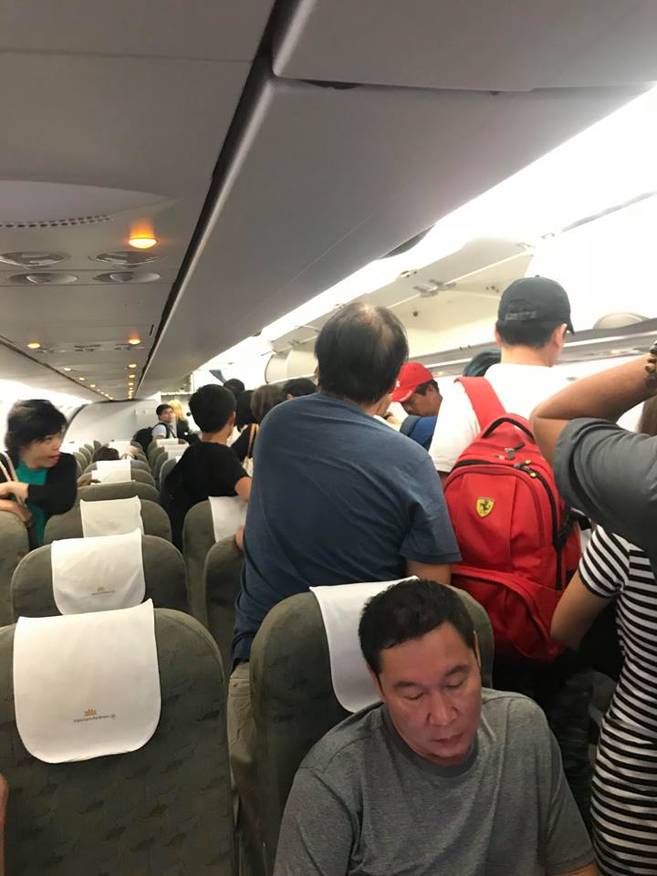 Hành khách trên máy bay phải trở lại phòng chờ vì sự cố 