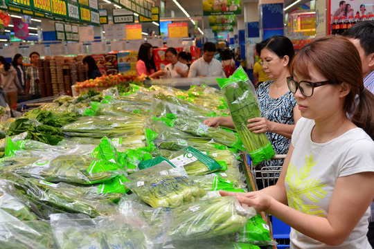 Nhiều mặt hàng thực phẩm bán tại siêu thị đang có giá rẻ hơn ở chợ Ảnh: TẤN THẠNH