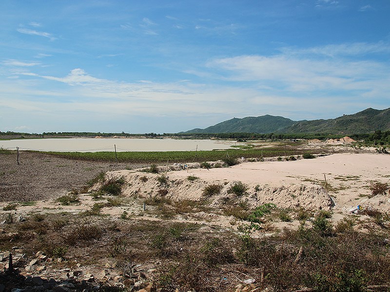 Hiện trạng nạo vét, khai thác cát tại hồ Bút Thiền. Ảnh: KHÁNH LY  