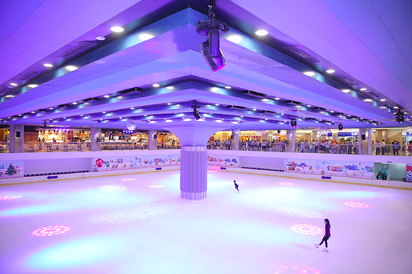 Sân băng tự nhiên lớn nhất Việt Nam Vincom Ice Rink rộng gần 2.000m2