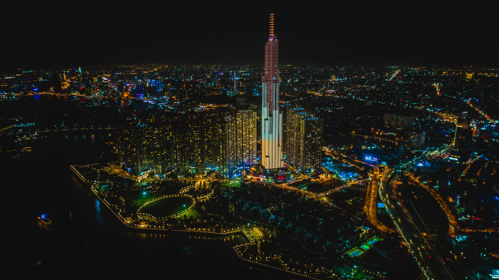 Landmark 81 được ví như cây tre vươn cao với sự mạnh mẽ. Đứng ở vị trí nào của Sài Gòn cũng có thể nhìn thấy toà tháp cao nhất Việt Nam. Ảnh: Văn Đang    