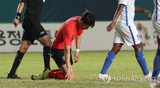 Son Heung Min thất vọng sau trận đấu. (Ảnh: Yonhap News)
