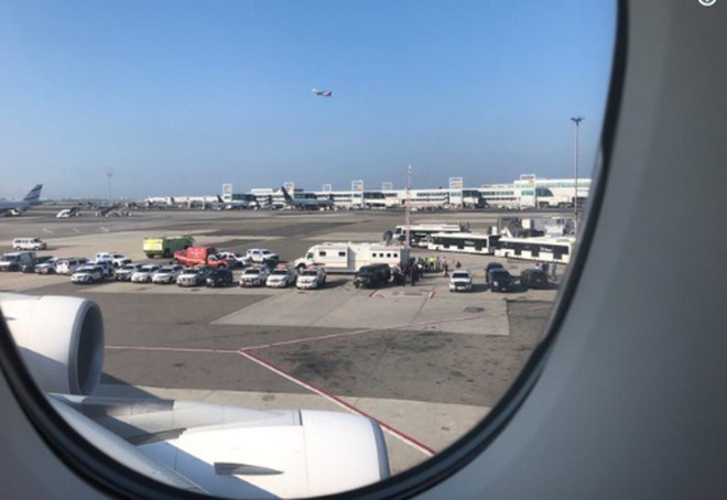 Một trong những hành khách trên máy bay đã chụp được một bức ảnh các xe phản ứng khẩn cấp đỗ trên đường băng. (nguồn: Twiter).