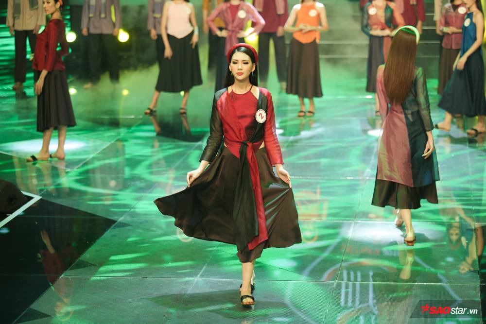 Giải vàng Siêu mẫu Quỳnh Hoa xinh đẹp với trang phục áo tứ thân tone đỏ nổi bật và ấn tượng.    