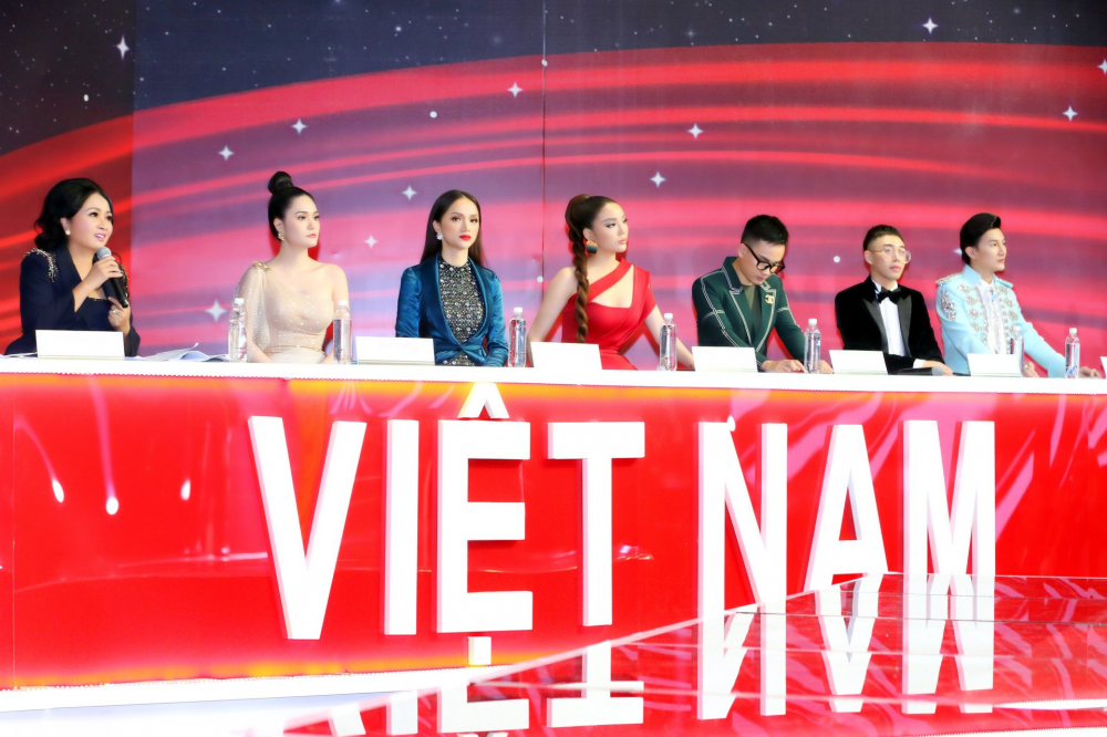 Ban giám khảo cuộc thi Siêu mẫu Việt Nam 2018 