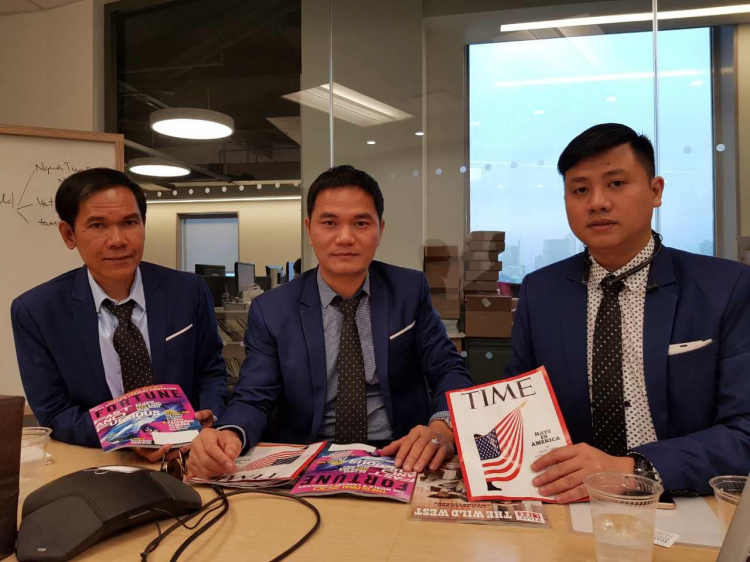 Anh Võ Hồng Quỳnh trong một chuyến công tác tại Mỹ cùng hai đồng nghiệp là nhà báo Nguyễn Tường Minh và Võ Đức Phúc.