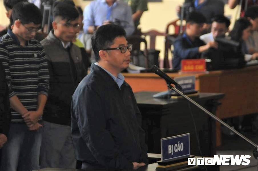 Bị cáo Nguyễn Văn Dương đứng vào bục khai báo nhân thân đầu tiên.