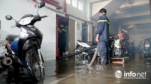 Chung cư 44 Nguyễn Biểu (phường 1, quận 5, TP.HCM) sau khi bơm để lộ ra nhiều xe máy đã bị ngập nước nguyên 1 đêm