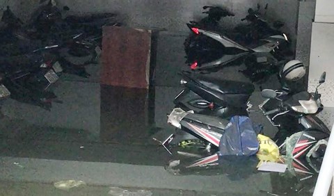 Xe máy bị nhấn chìm tại chung cư cho thuê trên đường Chu Văn An, quận Bình Thạnh. 