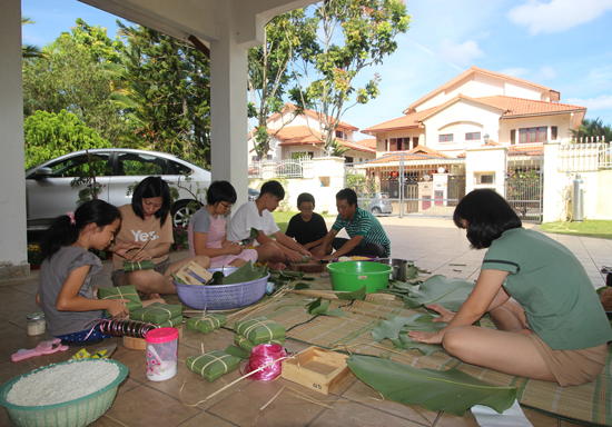 Gia đình chị Hiền cùng một số gia đình người Việt khác tổ chức gói bánh chưng.