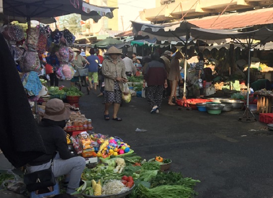 Các chợ truyền thống mở cửa từ sớm trong ngày Tết để phục vụ nhu cầu mua sắm của người dân.