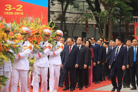 Thủ tướng Nguyễn Xuân Phúc cùng lãnh đạo Đảng, Nhà nước và TP Hà Nội dâng hương tưởng nhớ vua Quang Trung